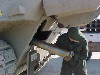 Aufmunitionieren der Magazine des STRV-103